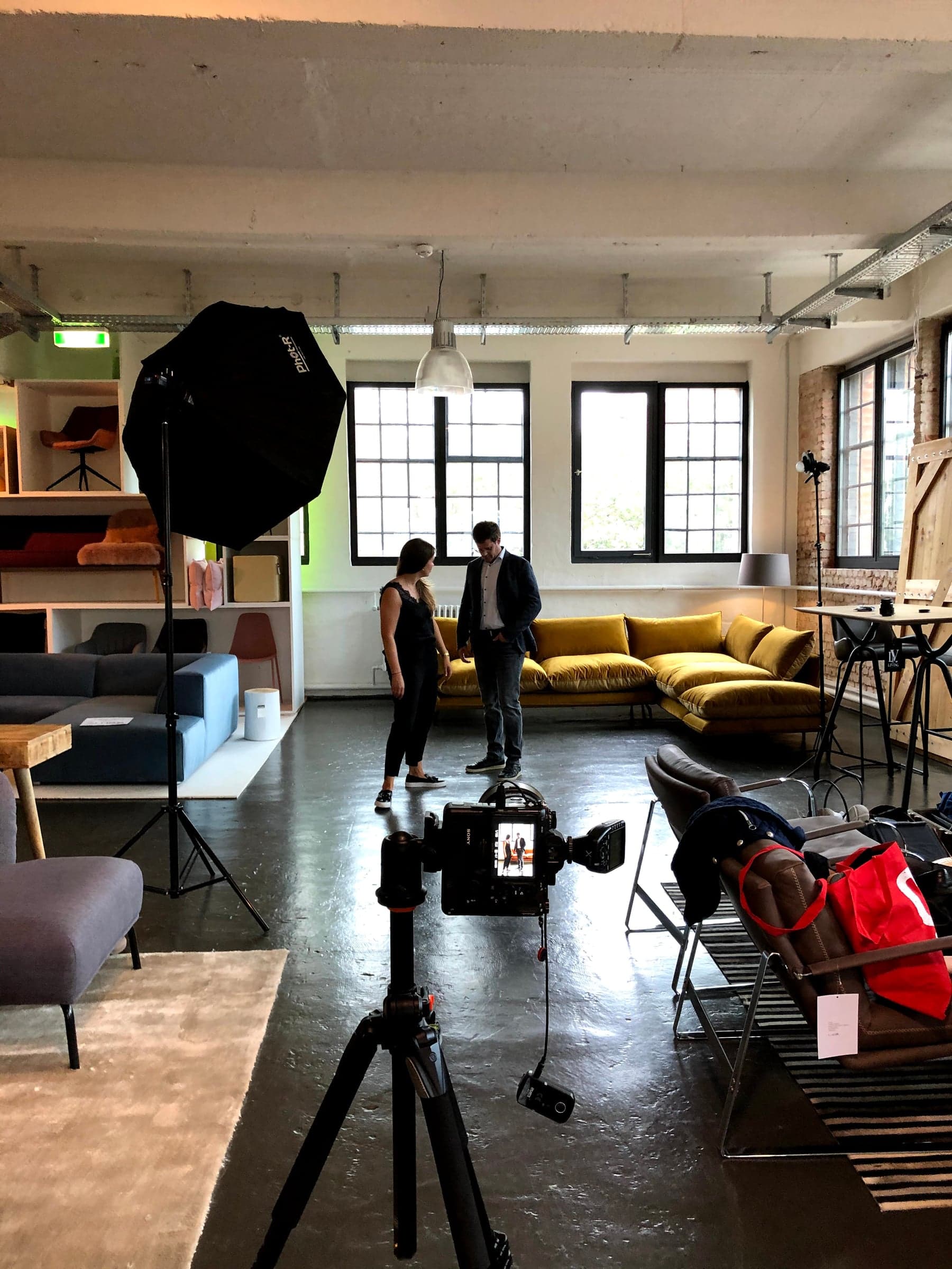 Das Setup vor dem Shooting, leerer Hocker vor dem Hintergrund, Licht steht, Notebook für die Bildkontrolle daneben, noch niemand davor