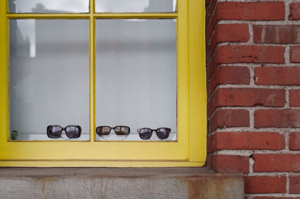 Brillen in einem Schaufenster, fotografiert in Kanada 2025