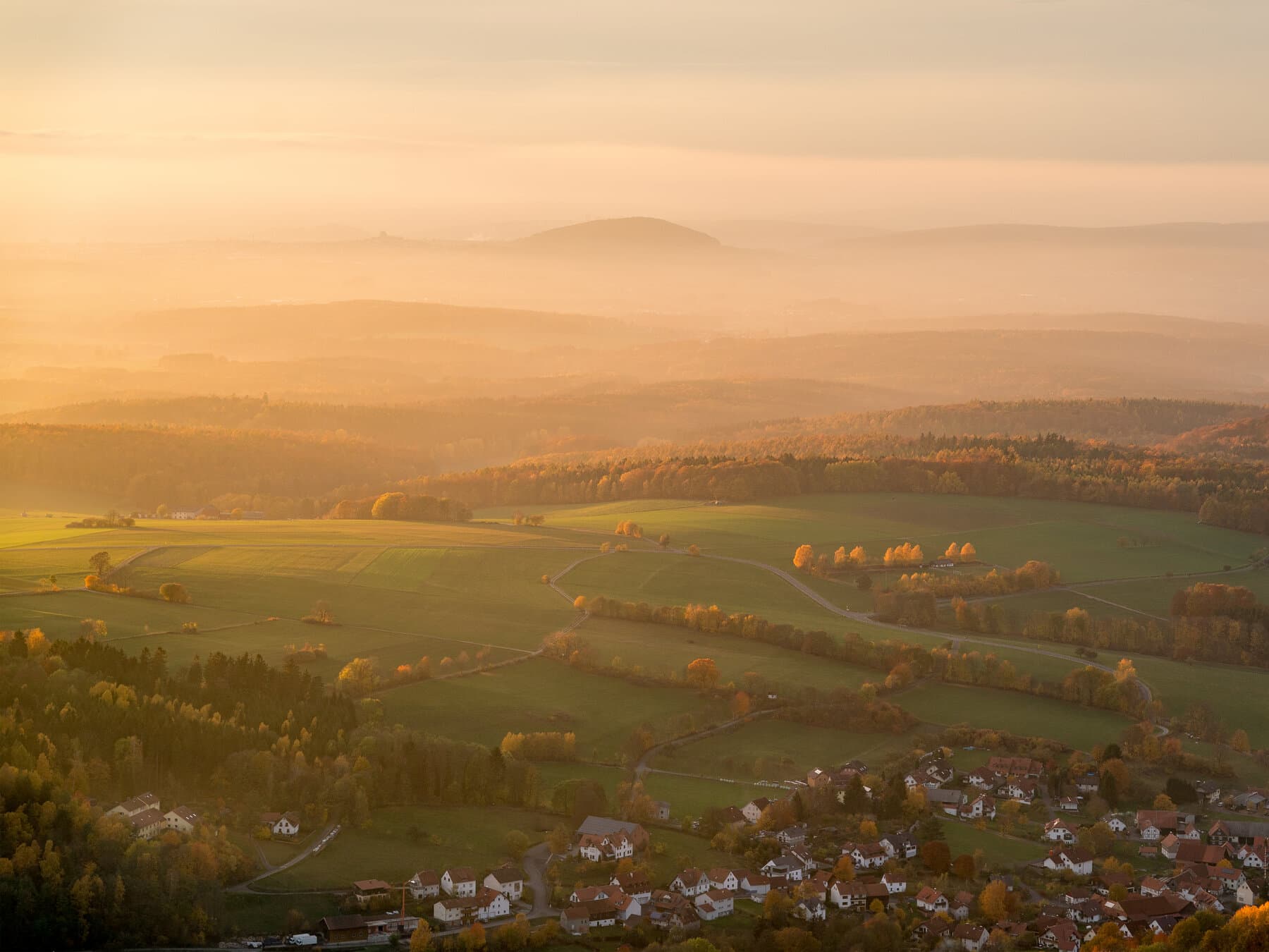Hohe Rhön im Morgenlicht, Hügelketten im warmen Gegenlicht