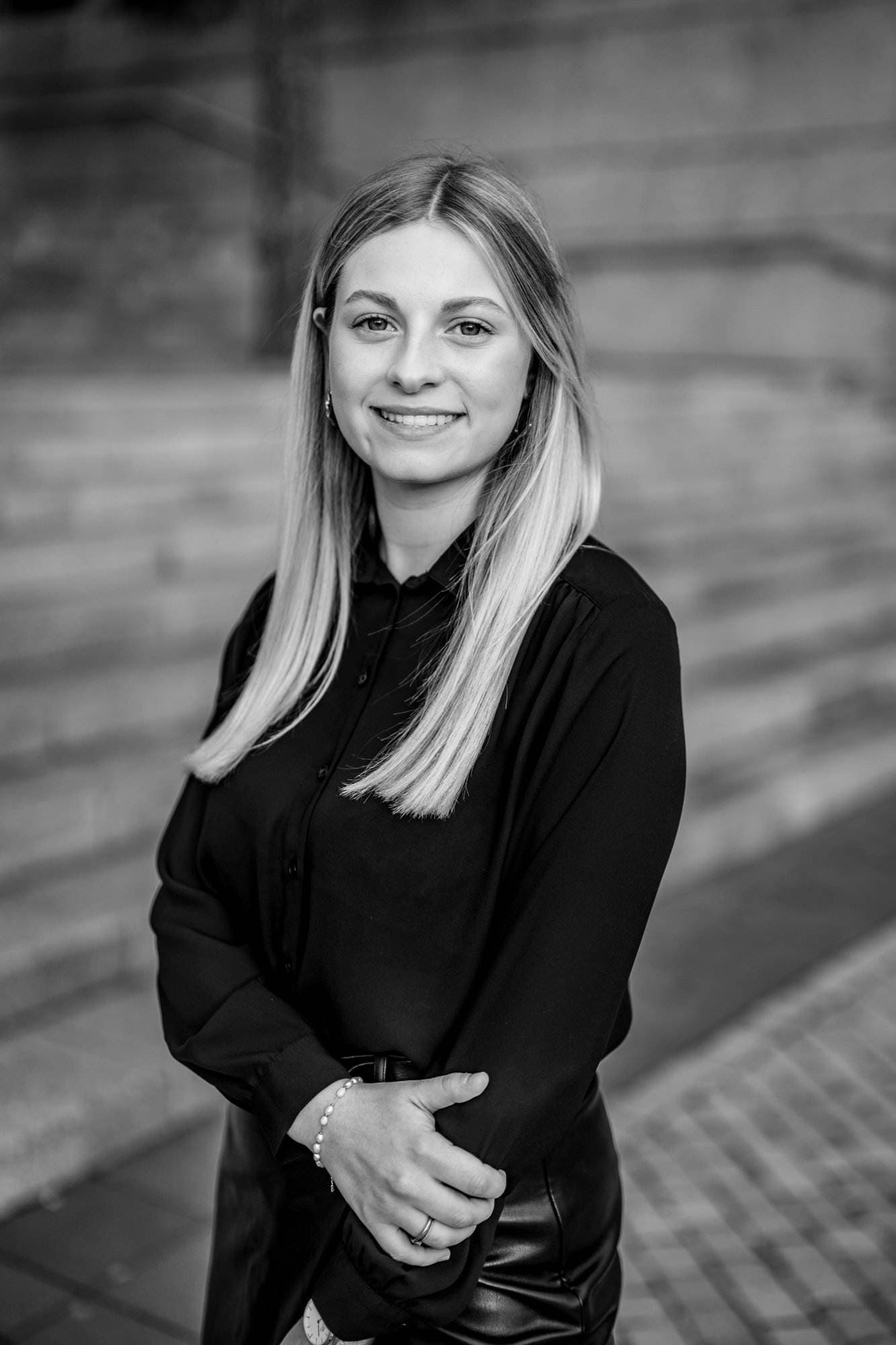 Authentisches Business-Portrait im Außenbereich