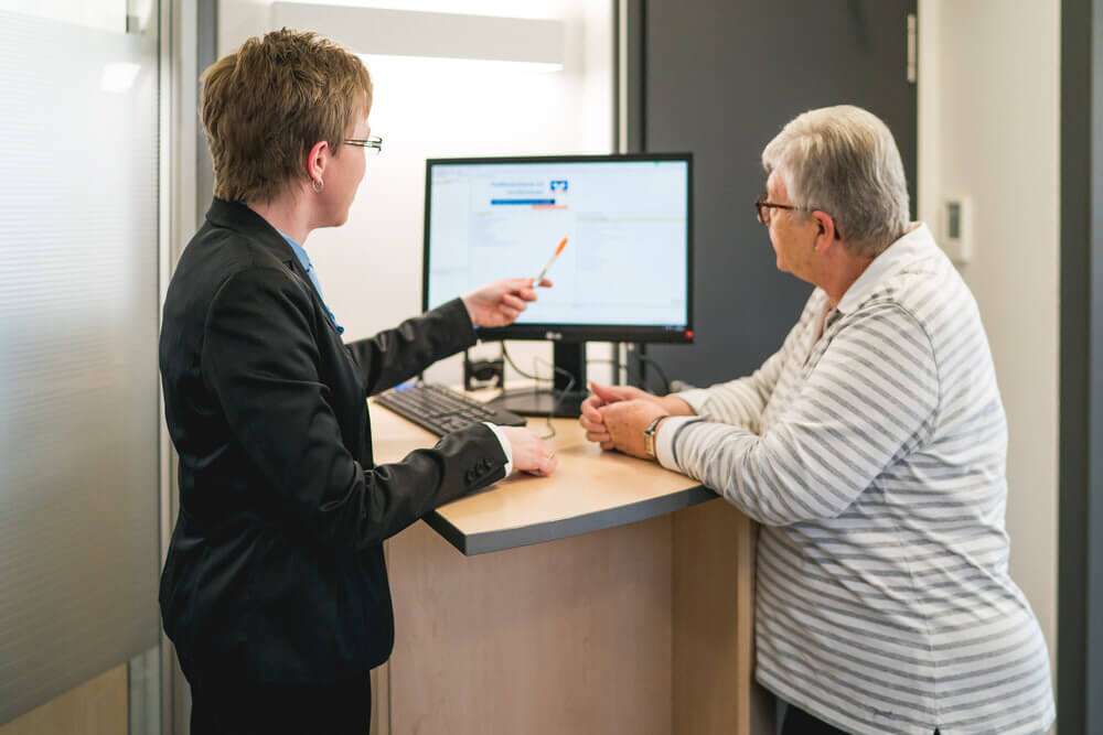 Mitarbeiterfotos bei der VR-Bank Großenlüder
